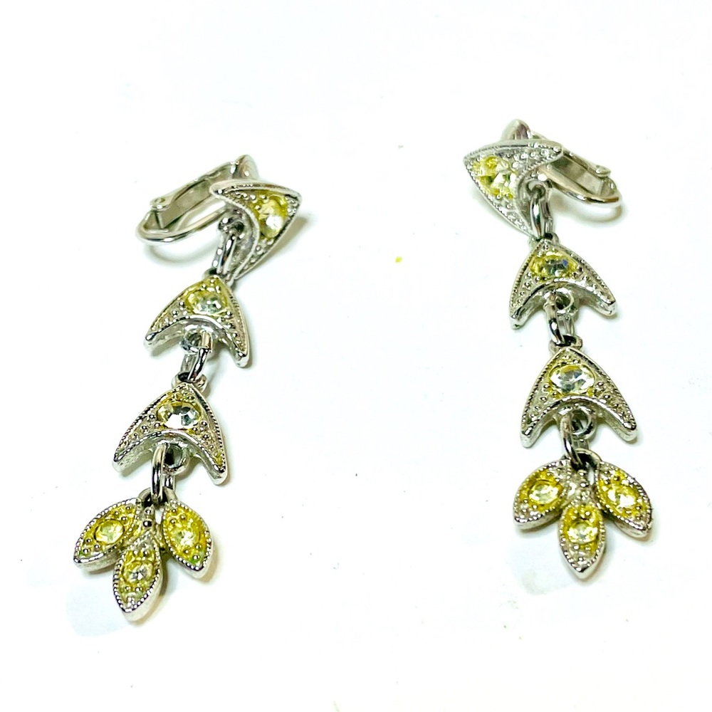 Unique Vtg “Sarah Cov” silvertone/CZ  2” drop clip on earrings